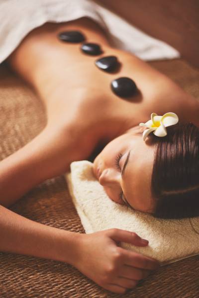 détente et ressourcement garantis avec le massage au pierres chaudes proposé à Naturalia Institut et Spa près de Montpellier