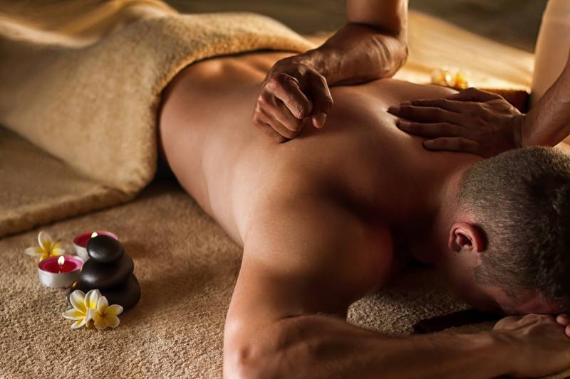 le massage aux pierres chaudes est particulièrement adapté aux hommes stressés qui ont besoin d'un vrai moment de détente musculaire