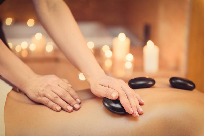 le massage aux pierres chaudes est un massage de bien-être qui apporte beaucoup de relaxation près du pic saint-loup
